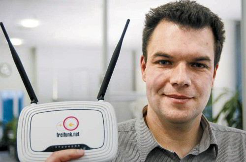 Sucht Leute, die mitmachen: Andreas Edler zeigt die Freifunk-Box, die angeschlossen an den Router des jeweiligen Internetanbieters, freien Zugang zum Internet bietet. Ein Angebot, das die Innenstadt für Besucher interessanter machen könnte. Foto: Nicole Bliesener