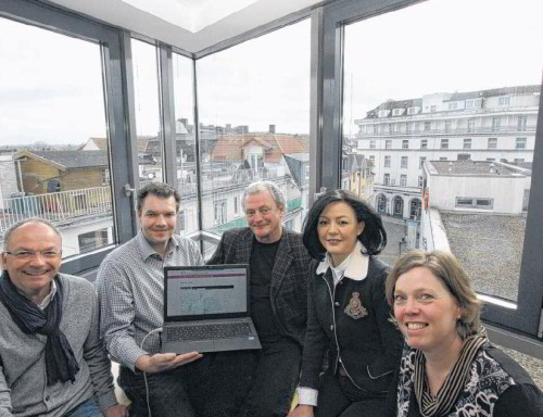 Fortschrittlich: Hans-Joachim Kröger (v. l.) Andreas Edler, Karl-Ludwig Meyer, Marina Dalpke und Elke Wefelmeier von der Innenstadtinitiative setzen auf freies und kostenloses Internet. FOTO: PETER STEINERT